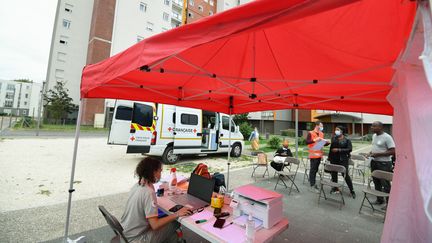 Un centre de vaccination mobile installé à Villetaneuse, en Seine-Saint-Denis, un des départements les moins vaccinés de France, le 19 août 2021. (ALAIN JOCARD / AFP)