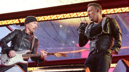 The Edge et Bruce Springsteen sur scène à New York le 1er décembre 2014.
 (Slaven Vlasic / Getty Images / AFP)