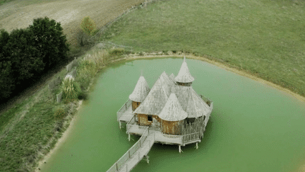 La série de la semaine du 13 Heures sur la Dordogne se poursuit jeudi 24 novembre avec des lieux de séjour originaux. Des cabanes, de toutes formes, 100 % made in Dordogne. (France 2)