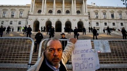 Un manifestant se tenant devant le Parlement à Lisbonne, lors d'un rassemblement contre la politique d'austérité le 21-1-2012 (AFP - PATRICIA DE MELO MOREIRA )