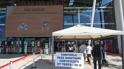 Les spectateurs&nbsp;font la queue pour&nbsp;présenter leur pass sanitaire à l'entrée d'un mulitplexe Gaumont&nbsp;à Montpellier, le 29 juillet 2021. (PASCAL GUYOT / AFP)