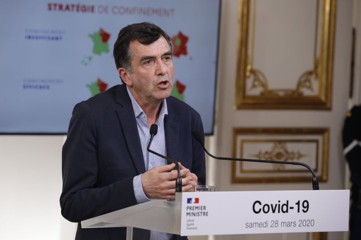 L'épidémiologiste Arnaud Fontanet&nbsp;lors d'une conférence de presse en présence du Premier ministre, Edouard Philippe, le 28 mars 2020, à Paris. (GEOFFROY VAN DER HASSELT / AFP)