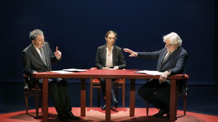 Au théâtre de l'Atelier à Paris, François Morel joue Jacques Chirac et Jacques Weber campe François Mitterrand pour redérouler le débat entre les deux candidats à la présidentielle de 1988. (PASCAL VICTOR / ARTCOMPRESS)