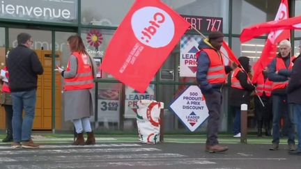 Alors que Casino s'apprête à céder 313 magasins à Auchan et Intermarché, les salariés, laissés dans le flou total, sont préoccupés. Ils redoutent 6 000 suppressions d'emploi.