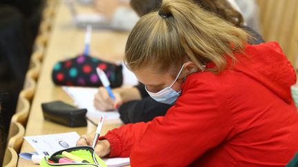 Des étudiants font leur rentrée en médecine à l'université de Picardie - Jules Vernes (UPJV), le 25 août 2020 (illustration).&nbsp; (FRED HASLIN / MAXPPP)