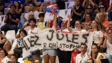 Le public soutient Jules Menard, et son assistant Christophe Menard, le 29 août 2024, pendant la compétition paralympique individuelle de Boccia BC3, à l'Arena Paris Sud. (LOPEZ-VIVANCO MARIE / KMSP)