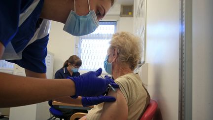 Une personne agée reçoit le vaccin contre le Covid-19 en Grande-Bretagne à Haxby, le 22 décembre 2020. (LINDSEY PARNABY / AFP)