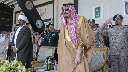 Le président soudanais, Omar al Béchir (G), et le roi Salmane d'Arabie saoudite (D) lors du 50ème anniversaire de la King Faisal Air Academy sur la base aérienne de Riyad le 25 janvier 2017. (Bandar Algaloud/Saudi Kingdom/ANADOLU AGENCY)