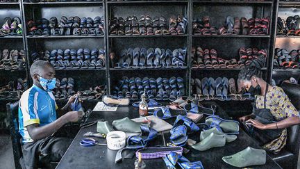 Dans l’atelier de la marque de chaussures Uzuri K&amp;Y à Kigali, Rwanda, le 2 novembre 2021.&nbsp;&nbsp; &nbsp; (SIMON MAINA / AFP)