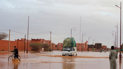 Une voiture roule dans une rue inondée dans la région marocaine de Zagora, le 7 septembre 2024. (SMAIL AIT HMAD / AFP)