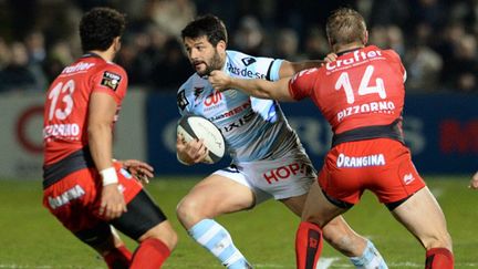 Estebanez (Racing) tente de passer le duo Mermoz - Mitchell (Toulon) (PIERRE ANDRIEU / AFP)