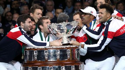 L'équipe de France célébrant sa victoire de la Coupe Davis, au stade Pierre Mauroy de Villeneuve d'Ascq, le 26 novembre 2017. (MAXPPP)