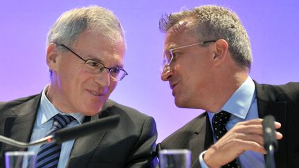 Le pr&eacute;sident du directoire de Vivendi, Jean-Bernard L&eacute;vy, (G) et le PDG de SFR, Frank Esser, (D) lors d'une conf&eacute;rence de presse, le 1er septembre 2009, &agrave; Paris.&nbsp; (ERIC PIERMONT / AFP)