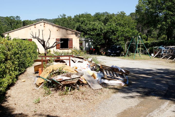 La maison dans laquelle un forcené s'est retranché, après avoir tiré sur son épouse puis sur des gendarmes du GIGN en tuant un, le 21 mai 2016 à Gassin (Var). (JEAN CHRISTOPHE MAGNENET / AFP)