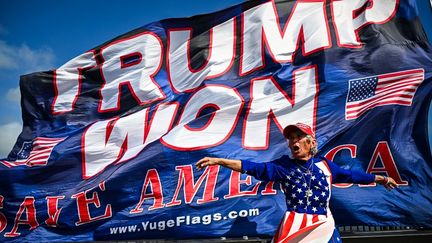 Les partisans de l'ancien président américain et candidat républicain à la présidentielle Donald Trump célèbrent sa victoire près de sa station balnéaire de Mar-a-Lago à Palm Beach, en Floride, le 6 novembre 2024. (CHANDAN KHANNA / AFP)