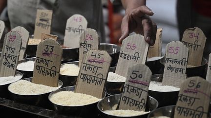 Différentes sortes de riz vendues sur le marché de Bombay, en novembre 2020. (INDRANIL MUKHERJEE / AFP)