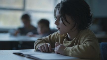 Mercredi 26 janvier sort "Un monde". Le film traite du monde de la cour de récréation : alors que Nora fait son entrée en primaire, elle fait face au harcèlement scolaire subi par son grand frère. (ALLOCINE)