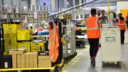 Des employés d'Amazon France, dans l'entrepôt de Lauwin-Planque, dans le Nord, le 4 novembre 2016.&nbsp; (MAXPPP)