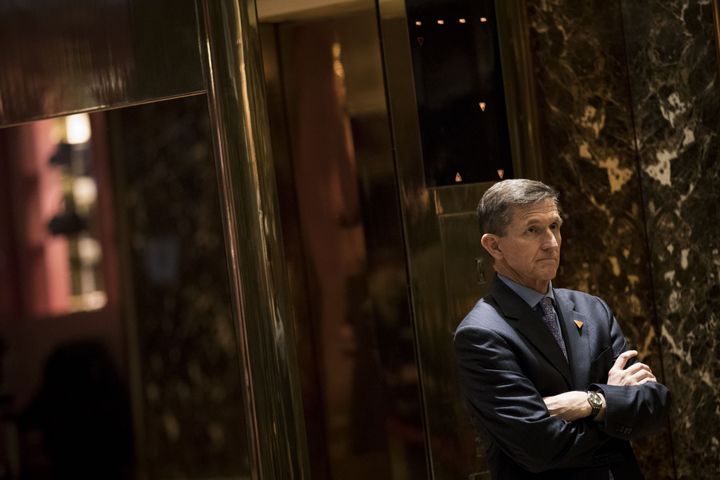 L'ancien général Michael Flynn dans le hall de la Trump Tower, à New York (Etats-Unis), le 12 décembre 2016. (DREW ANGERER / GETTY IMAGES NORTH AMERICA / AFP)