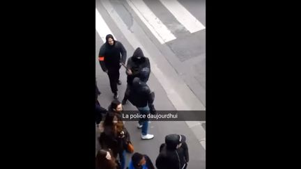 Capture d'écran d'une vidéo montrant un policier faisant usage de façon illégale de sa matraque téléscopique lors d'une manifestation contre la réforme du code du Travail, devant le lycée Bergson, à Paris. (SUPERMOUCHACHOS / YOUTUBE)