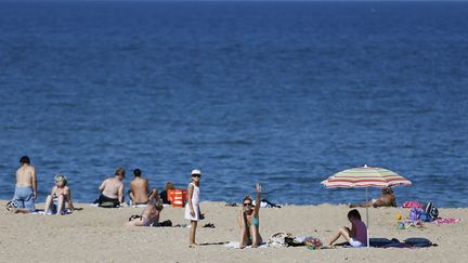 Bain de soleil sur la plage de&nbsp;Merville-Franceville-Plage (Calvados) le 7 septembre 2016. (CHARLY TRIBALLEAU / AFP)