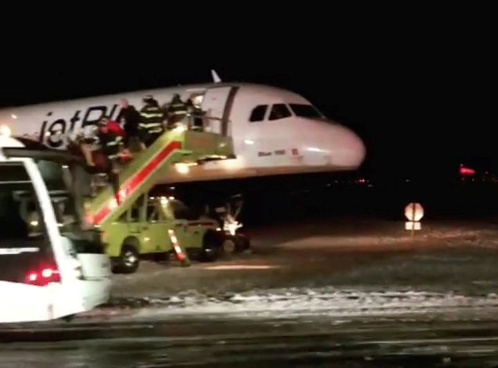 Un avion de la compagnie JetBlue a dérapé sur le tarmac de l'aéroport de Boston (Etats-Unis), lundi 25 décembre 2017.&nbsp; (SOCIAL MEDIA / REUTERS)