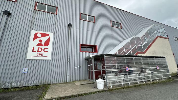 Le site du groupe alimentaire LDC à Sablé-sur-Sarthe, dans la Sarthe, en septembre 2024. (LOUISE BUYENS / FRANCEINFO)