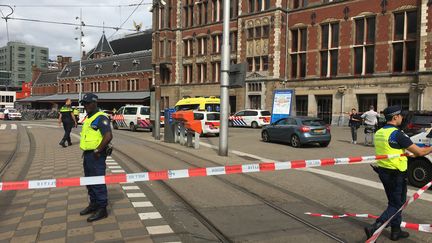 Des policiers à Amsterdam (Pays-Bas), après l'attaque au couteau du 1er septembre. (GERMAIN MOYON / AFP)