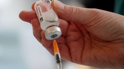 Une dose de vaccin contre le Covid-19 d'AstraZeneca préparée dans le Finistère, le 22 avril 2021. (MAXPPP)