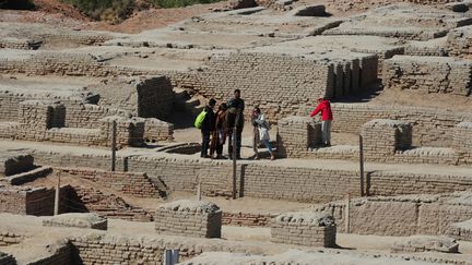 Visiteurs au milieu des vestiges de la cité de Mohenjo Daro, au Pakistan (9 février 2017)
 (Asif Hassan / AFP)