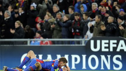 Fabian Frei (H) et Marco Streller (B) c&eacute;l&egrave;brent la victoire du FC Basel face &agrave; Manchester United en Ligue des Champions &agrave; Basel (Suisse), le 7 d&eacute;cembre 2011. (VALERIANO DI DOMENICO / AFP)