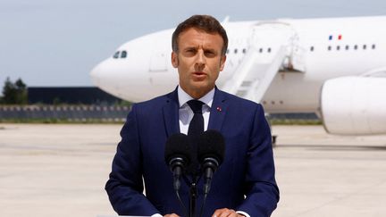 Le président Emmanuel Macron a appelé les Français à lui donner la majorité avant le second tour des législatives, juste avant de décoller pour la Roumanie, le 14 juin 2022. (GONZALO FUENTES / POOL)