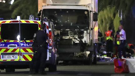 Le camion meurtrier après l'attentat de Nice (Alpes-Maritimes), le 14 juillet 2016. (VALERY HACHE / AFP)