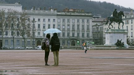 Les habitants de Lyon (Rhône) sous la pluie, le 31 décembre 2015.&nbsp; (MAXPPP)