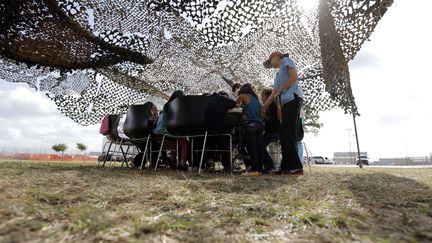 Les enfants font du dessin sous une tente camouflage, &agrave; Brownsville. (ERIC GAY / AP / SIPA)