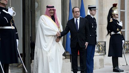 François Hollande et le prince héritier d'Arabie saoudite, Mohammed ben Nayef (G), à l'Elysée, à Paris, le 4 mars 2016. (STEPHANE DE SAKUTIN / AFP)