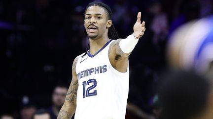 L'arrière-meneur de Memphis, Ja Morant, à l'occasion d'un match de NBA contre Philadelphie, le 23 février 2023. (TIM NWACHUKWU / AFP)