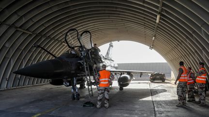 Un pilote de l'armée de l'air française monte à bord d'un avion Mirage 2000 avant de décoller de la base aérienne de N'Djamena le 22 décembre 2018 pour participer à une mission Barkhane dans la région africaine du Sahel. (LUDOVIC MARIN / AFP)