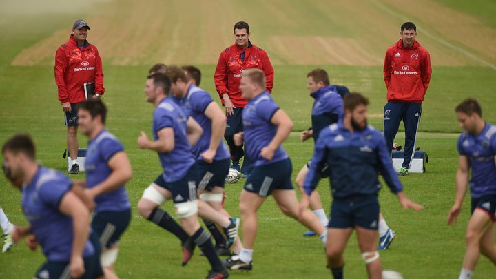 Jacques Nienaber (en rouge, à gauche) et Rassie Erasmus (en rouge, au centre) lors d'un entrainement du Munster, à Limerick, le 22 mai 2017. (DIARMUID GREENE / SPORTSFILE)