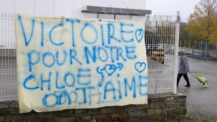 Une banderole saluant la d&eacute;couverte de Chlo&eacute;, vivante une semaine apr&egrave;s son enl&egrave;vement, &agrave; Barjac (Gard), le 17 novembre 2012. (PASCAL GUYOT / AFP)