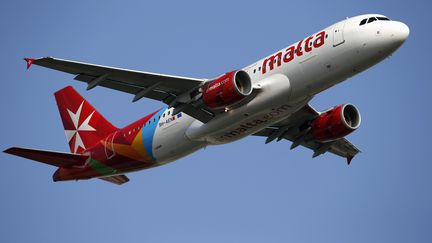 Un Airbus A320 de la compagnie Air Malta survole l'a&eacute;roport international de Malte, &agrave; Luqa, le 29 septembre 2012. (DARRIN ZAMMIT LUPI / REUTERS)