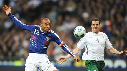 Thierry Henry (&agrave; gauche) lors du match France-Irlande au Stade de France (Saint-Denis), le 18 novembre 2009. (LIONEL BONAVENTURE / AFP)