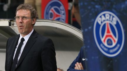 Laurent Blanc devant le banc de touche du PSG (VIRGINIE LEFOUR / BELGA MAG)