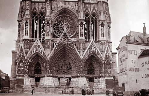 Photo du portail de la cathédrale de Reims en septembre 1915. Dans sa partie basse, le monument est protégé par des sacs de sable. (Reuters - collection Odette Carrez)