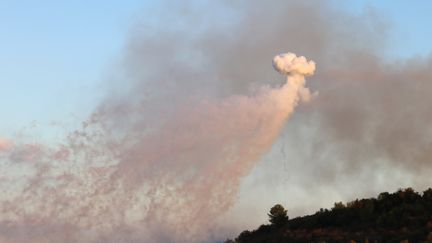 Un obus explose au-dessus du village de Dhayra, au Liban, le 16 octobre 2023. (AFP)