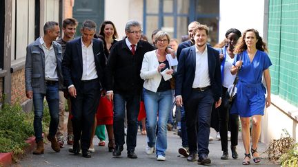 Plusieurs cadres de la Nupes, le 19 mai 2022 : de gauche à droite, Ian Brossat (PCF), Olivier Faure (PS), Jean-Luc Mélenchon (LFI), Marie-Jeanne Gobert (PCF), Julien Bayou (EELV) et Clémence Guette (LFI).&nbsp; (THOMAS SAMSON / AFP)