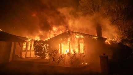 Une maison en flammes à Pacific Palisades, en Californie, mercredi 8 janvier. Le "Palisades Fire" s'est déclaré mardi en fin de matinée dans ce quartier qui surplombe Los Angeles, et a depuis ravagé près de 1 200 hectares. (APU GOMES / GETTY IMAGES NORTH AMERICA / AFP)