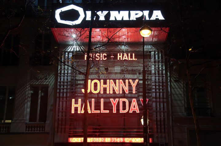 Le nom de Johnny Hallyday en lettres de feu sur la façade de L'Olympia, au soir du 8 décembre 2017
 (Zakaria Abdelkafi / AFP)