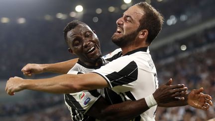 Gonzalo Higuain félicité par Kwadwo Asamoah (MARCO BERTORELLO / AFP)