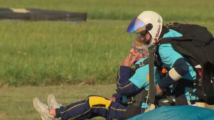 Royaume-Uni : pour son anniversaire, une centenaire s'offre un saut en parachute (France 2)